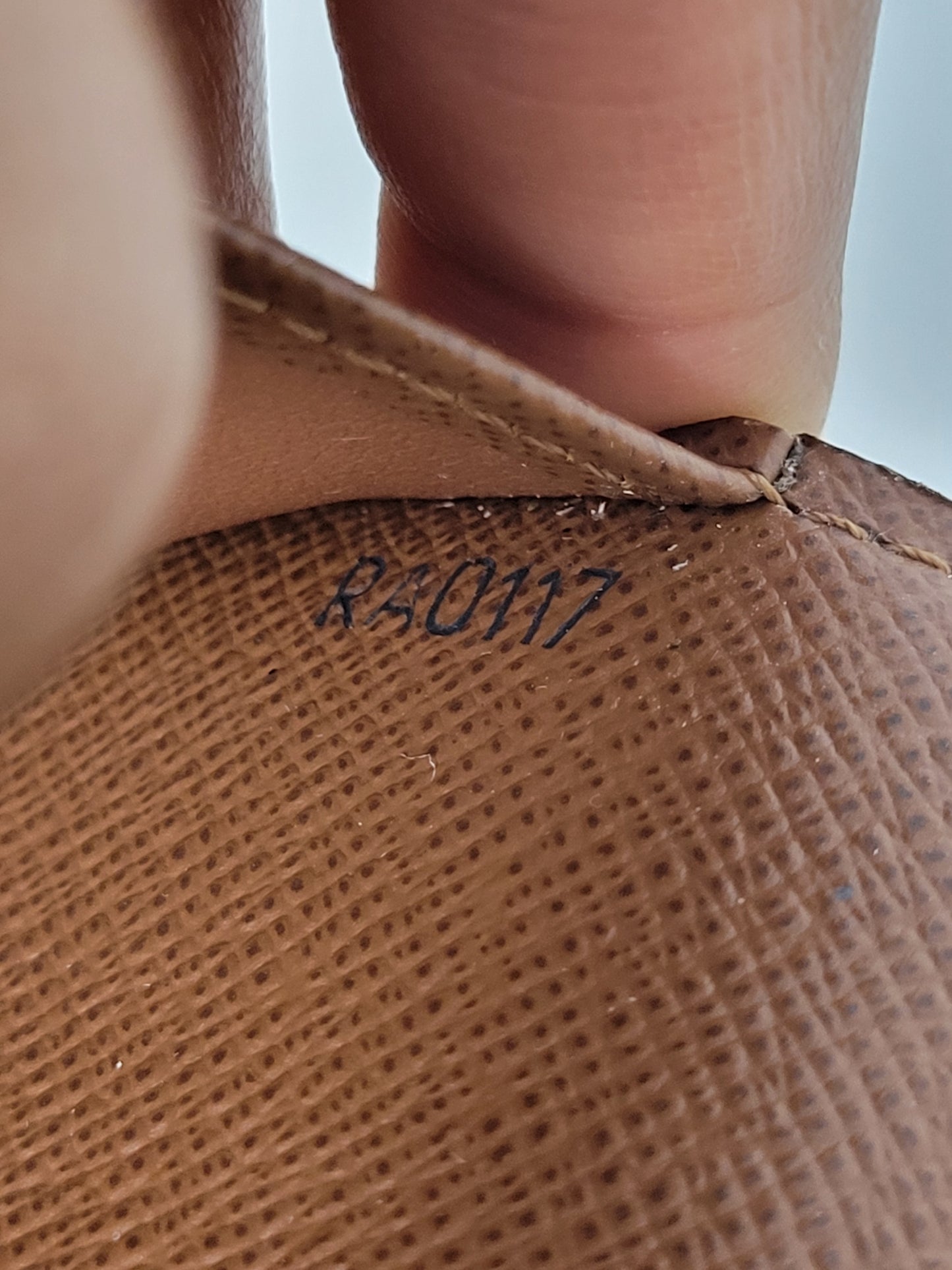 Louis Vuitton Agenda MM / Medium Ring Agenda Cover RA0117