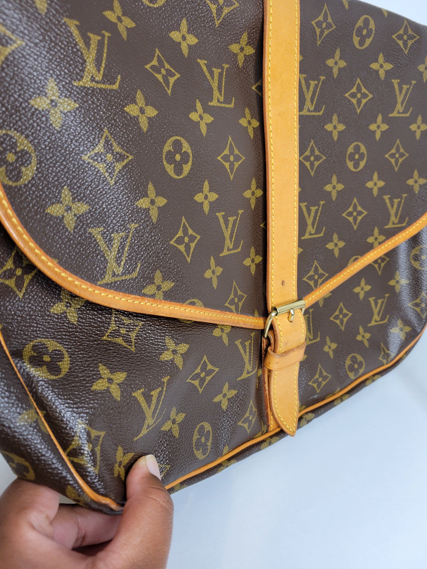 Louis Vuitton Monogram Crossbody Saumur 35 AR0936