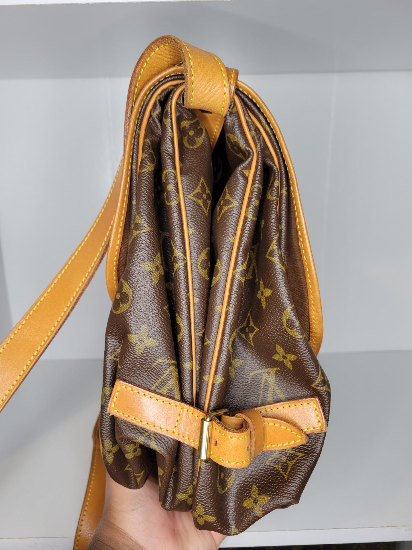 Louis Vuitton Monogram Crossbody Saumur 35 AR0936