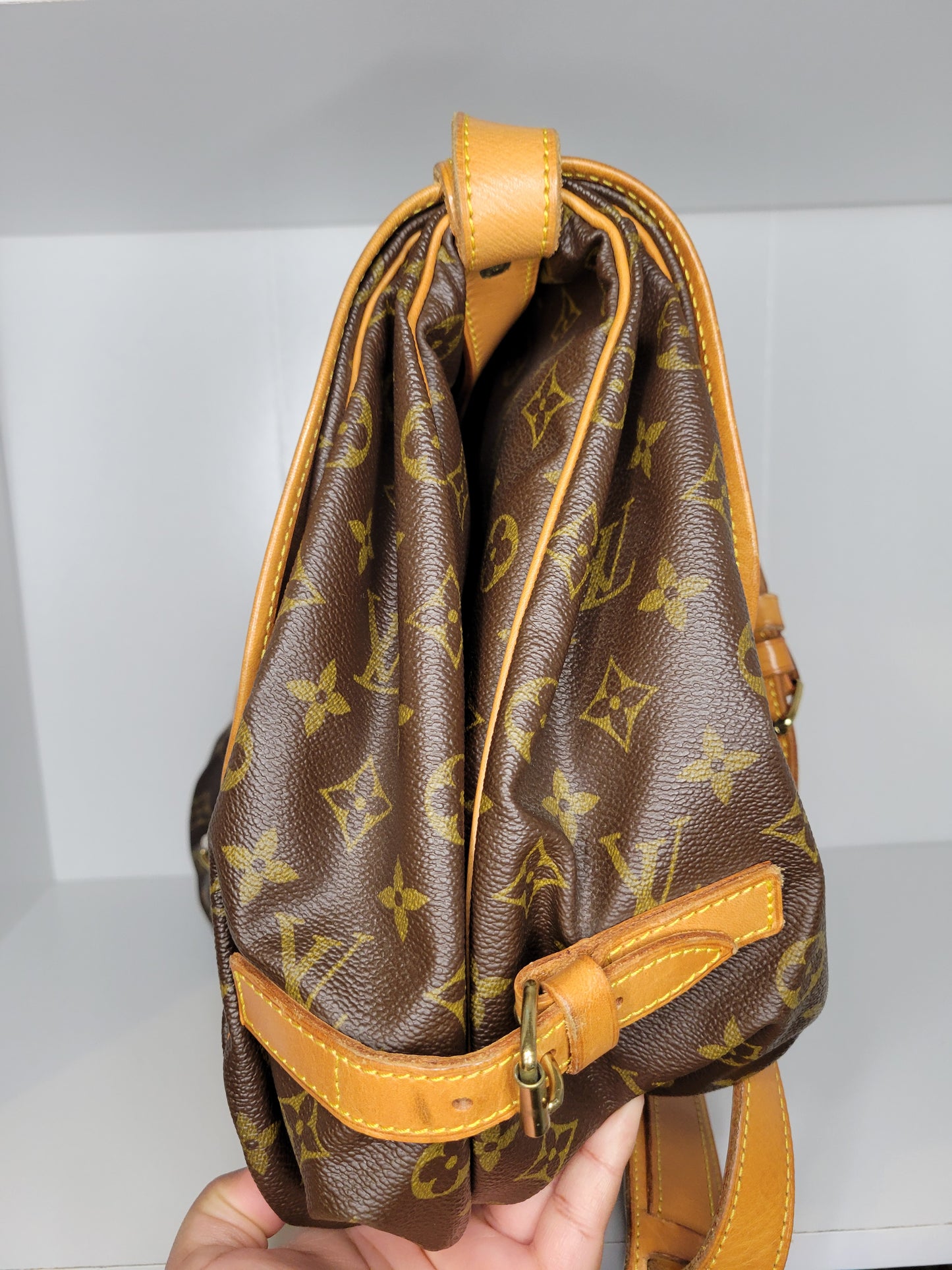 Louis Vuitton Monogram Crossbody Saumur 35 AR0936