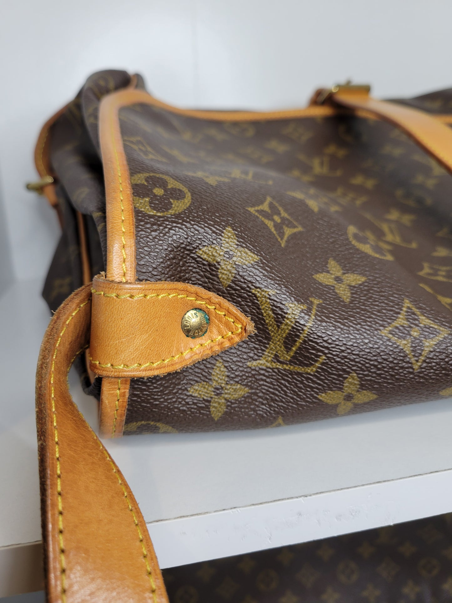 Louis Vuitton Monogram Crossbody Saumur 35 AR0936