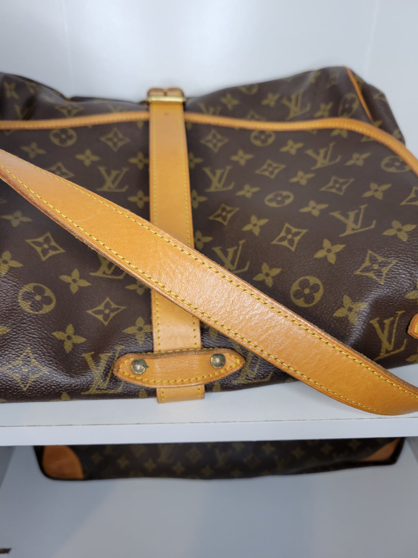 Louis Vuitton Monogram Crossbody Saumur 35 AR0936