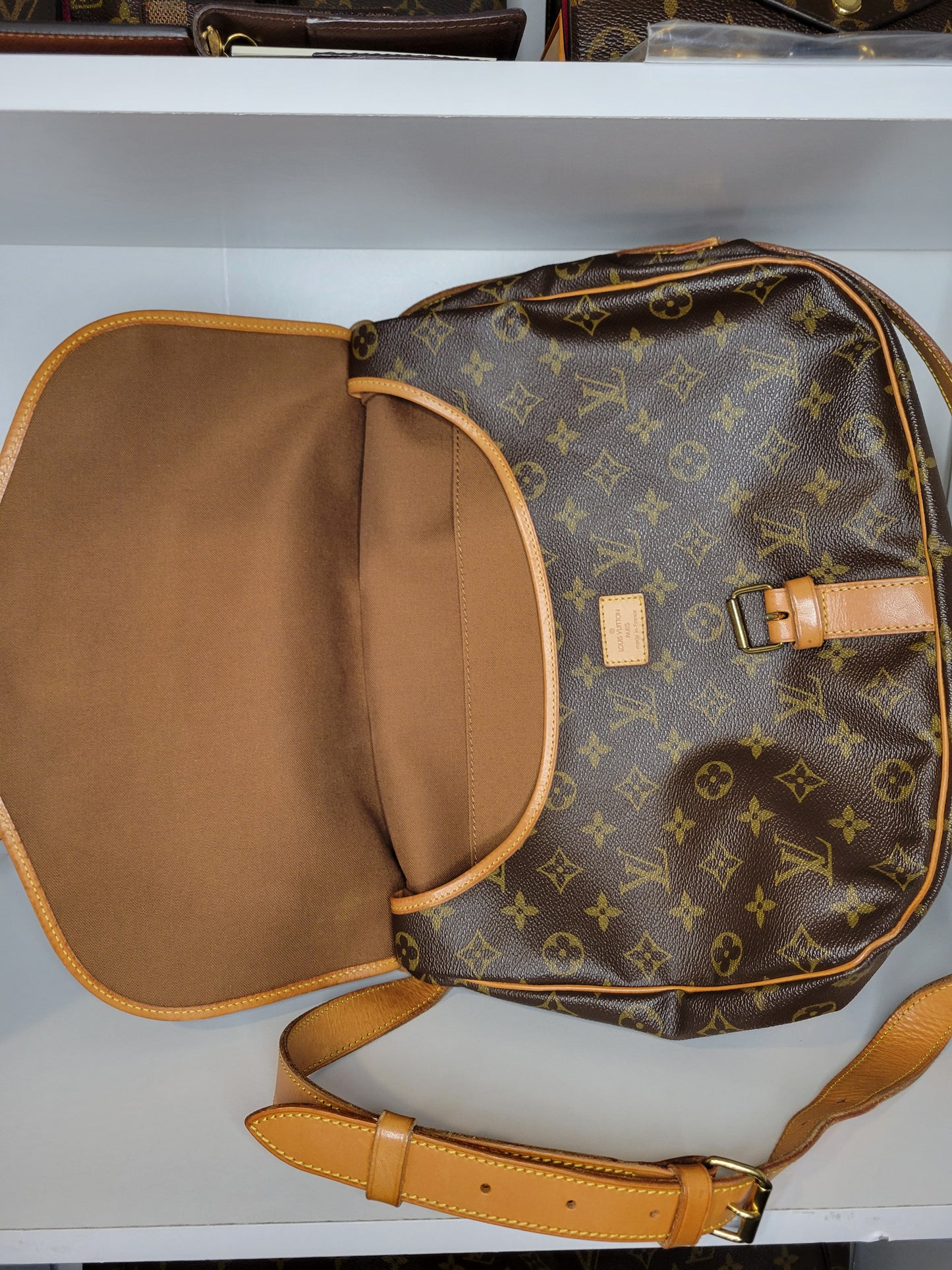 Louis Vuitton Monogram Crossbody Saumur 35 AR0936