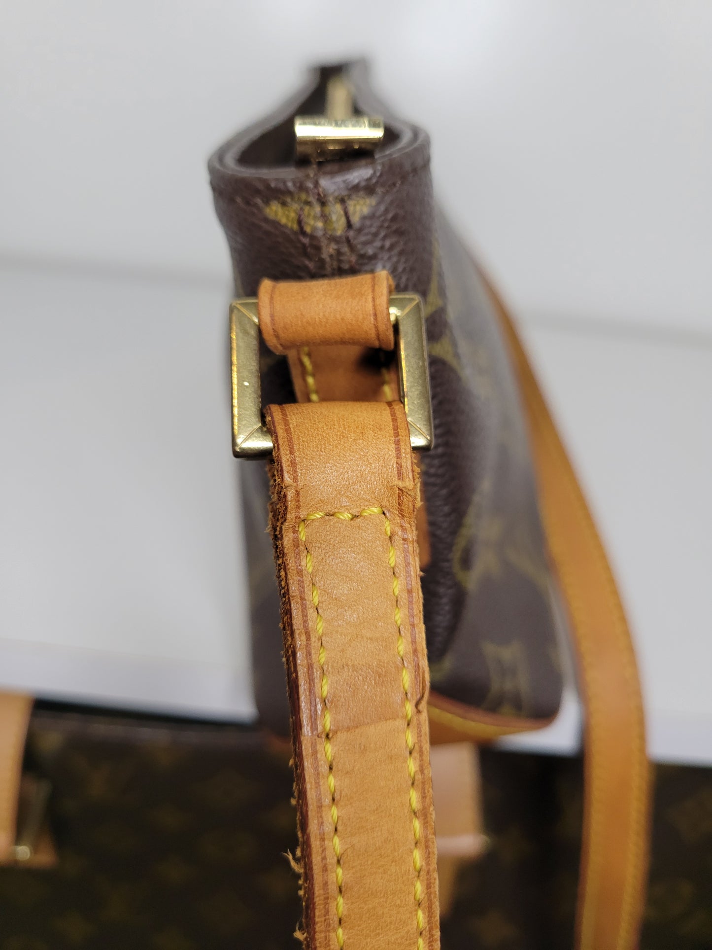 Louis Vuitton Monogram Trotteur Shoulder / Crossbody Bag AR0021