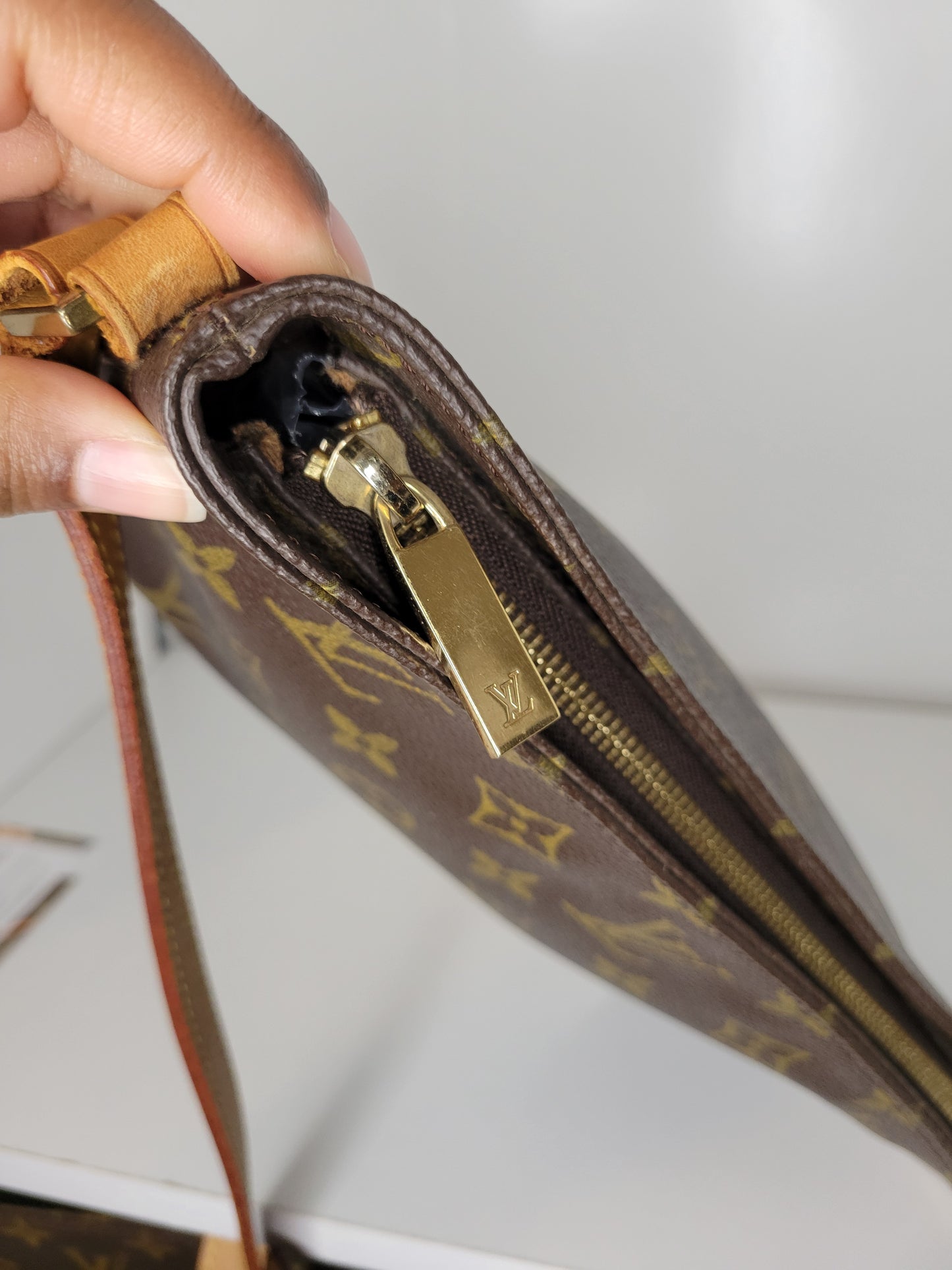 Louis Vuitton Monogram Trotteur Shoulder / Crossbody Bag AR0021