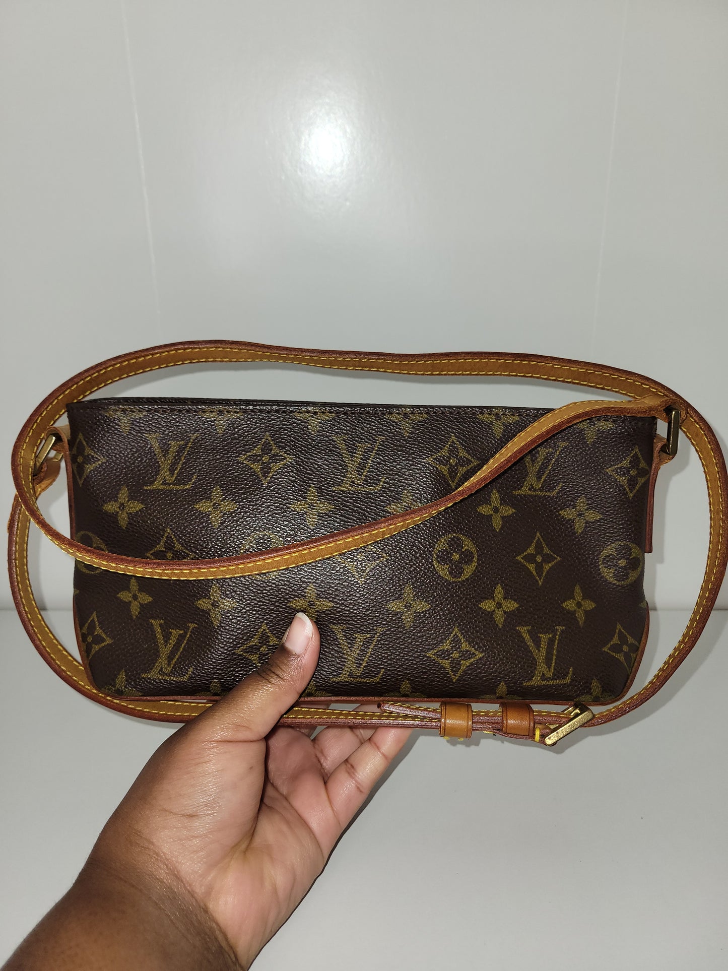 Louis Vuitton Monogram Trotteur Shoulder / Crossbody Bag AR0021