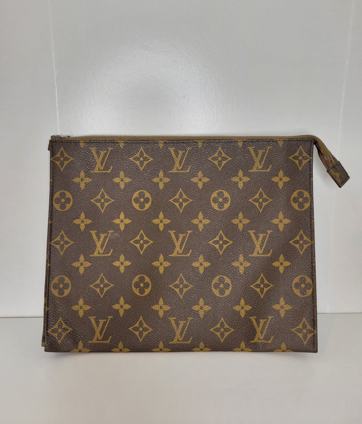 Louis Vuitton Saks Fifth Ave Toiletry 26