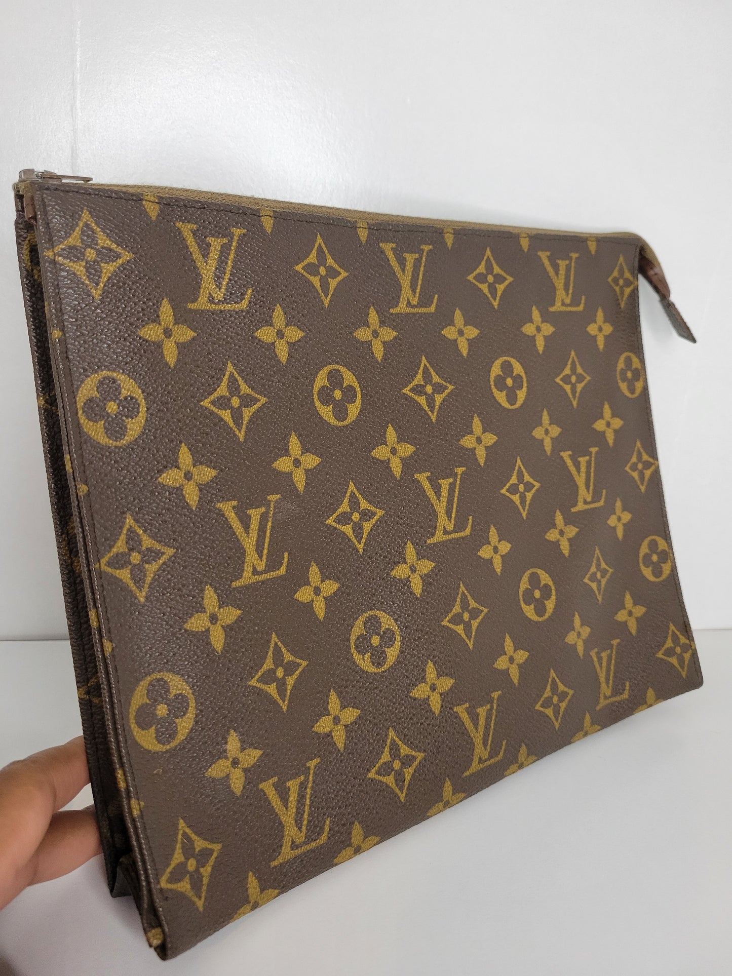 Louis Vuitton Saks Fifth Ave Toiletry 26