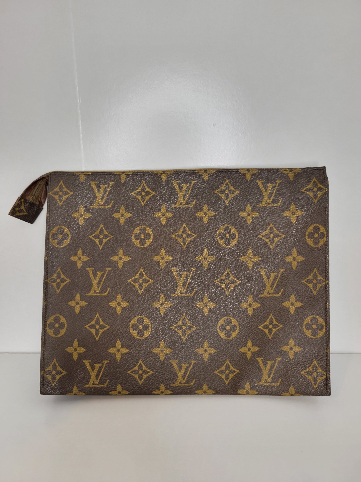 Louis Vuitton Saks Fifth Ave Toiletry 26