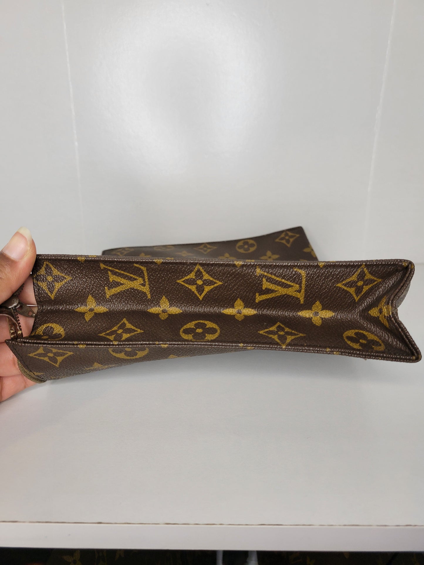 Louis Vuitton Saks Fifth Ave Toiletry 26