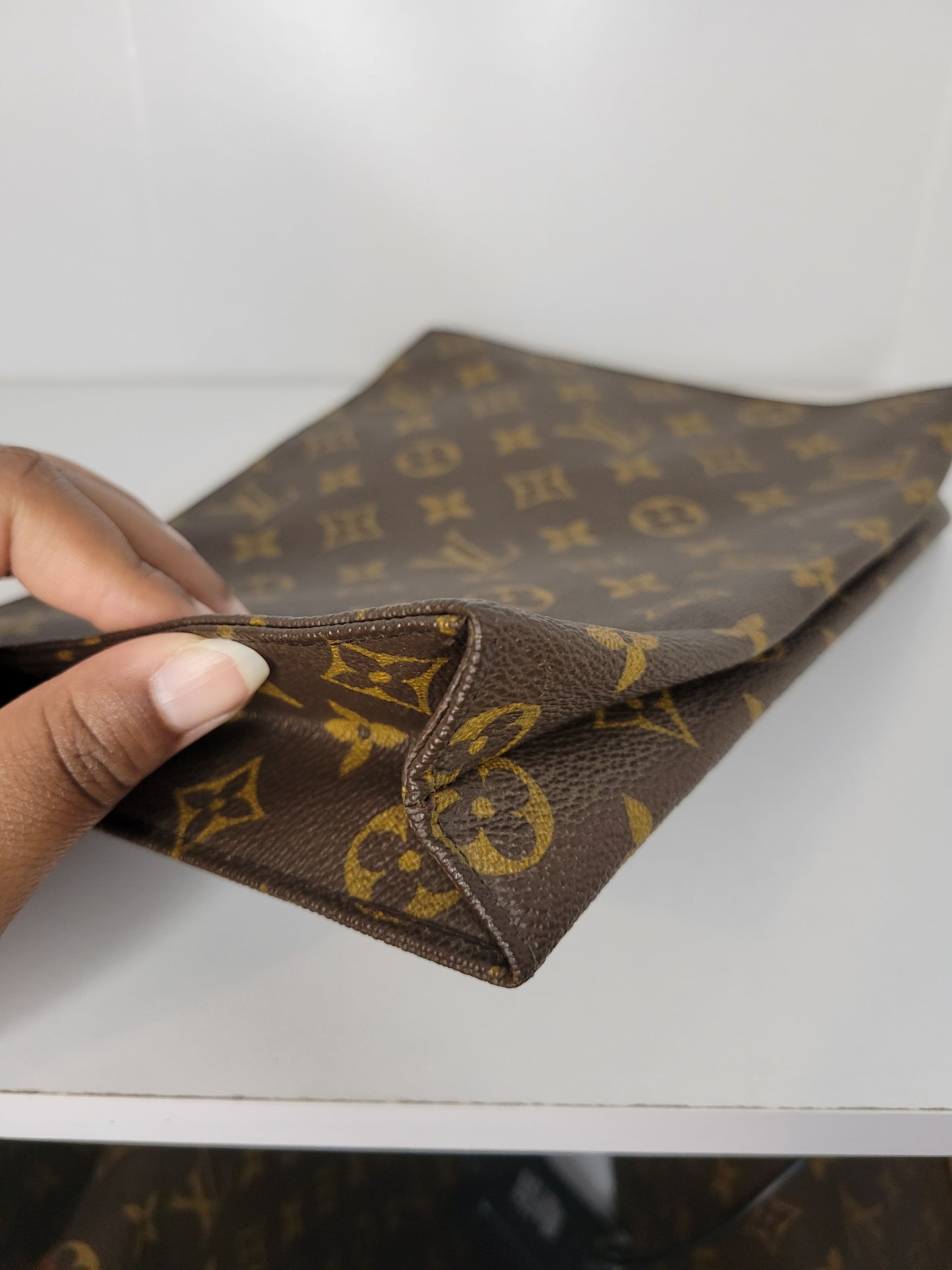 Louis Vuitton Saks Fifth Ave Toiletry 26