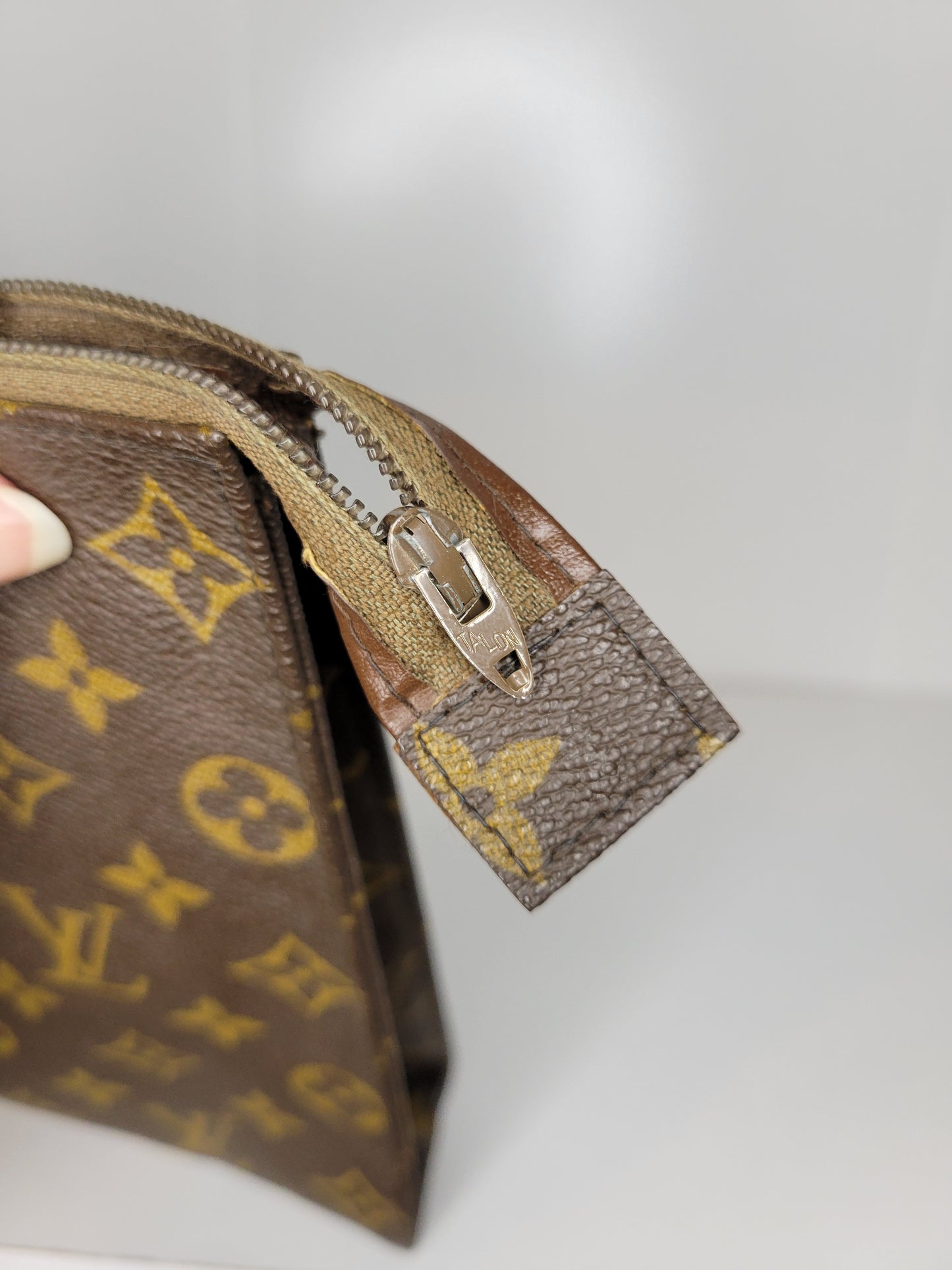 Louis Vuitton Saks Fifth Ave Toiletry 26