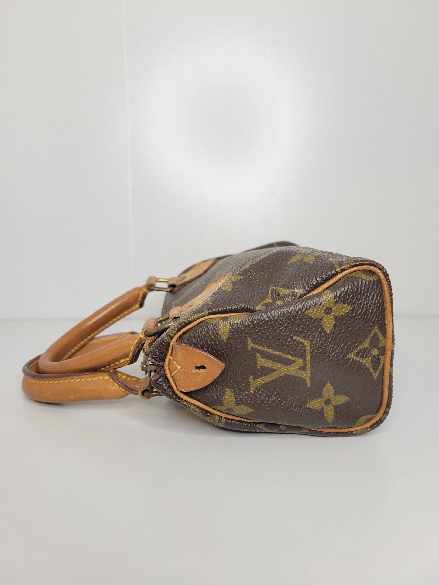 Louis Vuitton Monogram Mini Speedy w / Strap