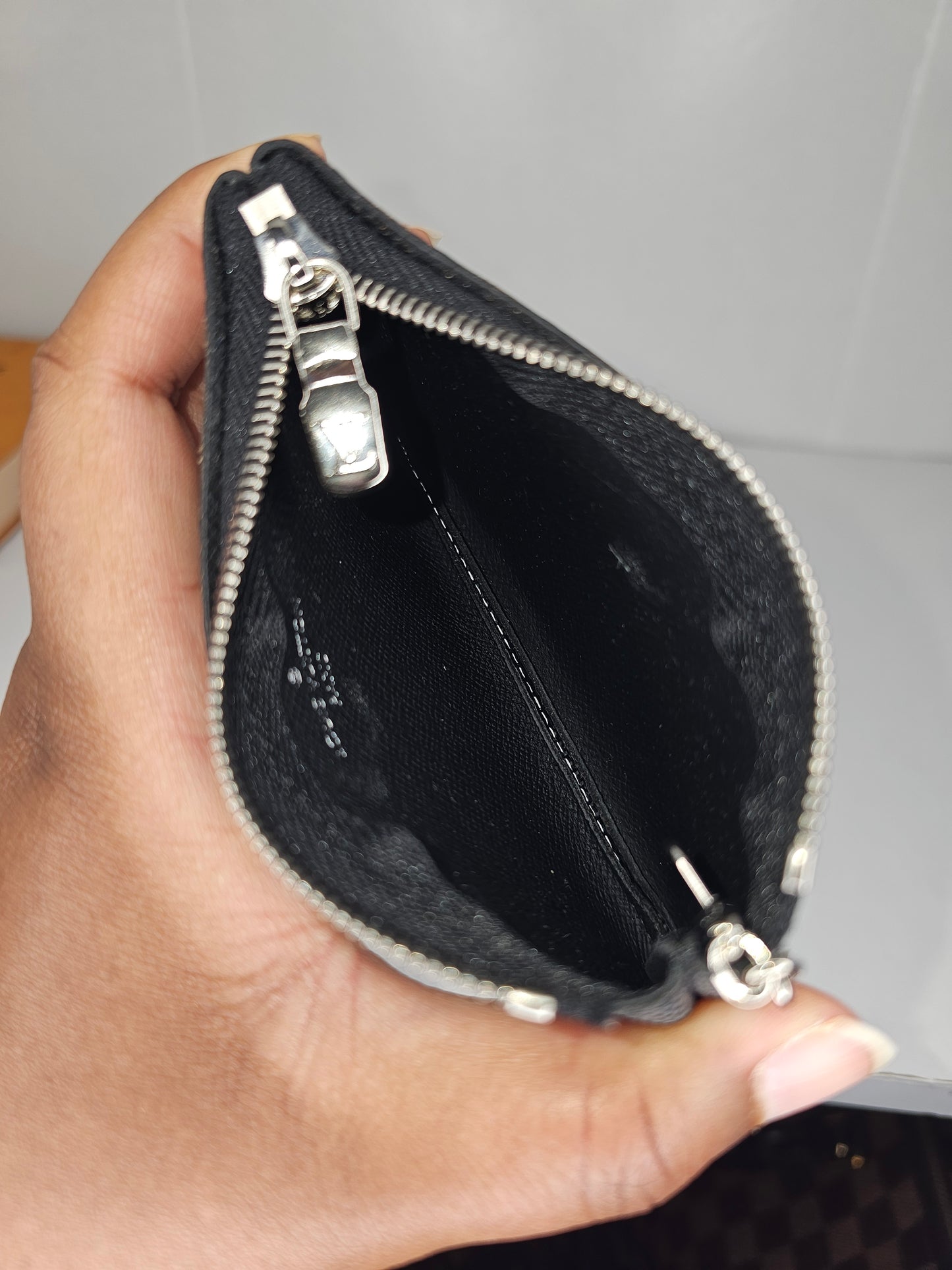 Louis Vuitton Damier Graphite Key Pouch SD3179