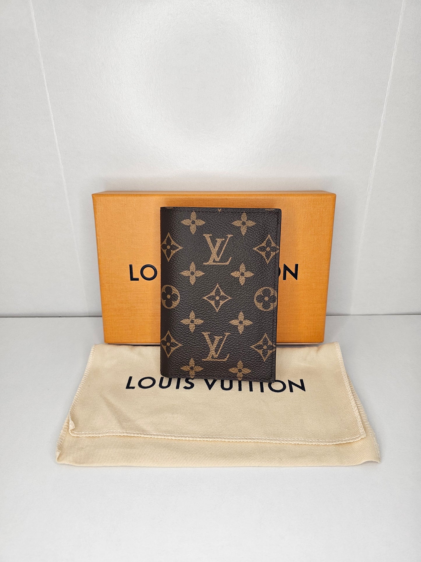 Louis Vuitton Monogram Passport Holder 💾
