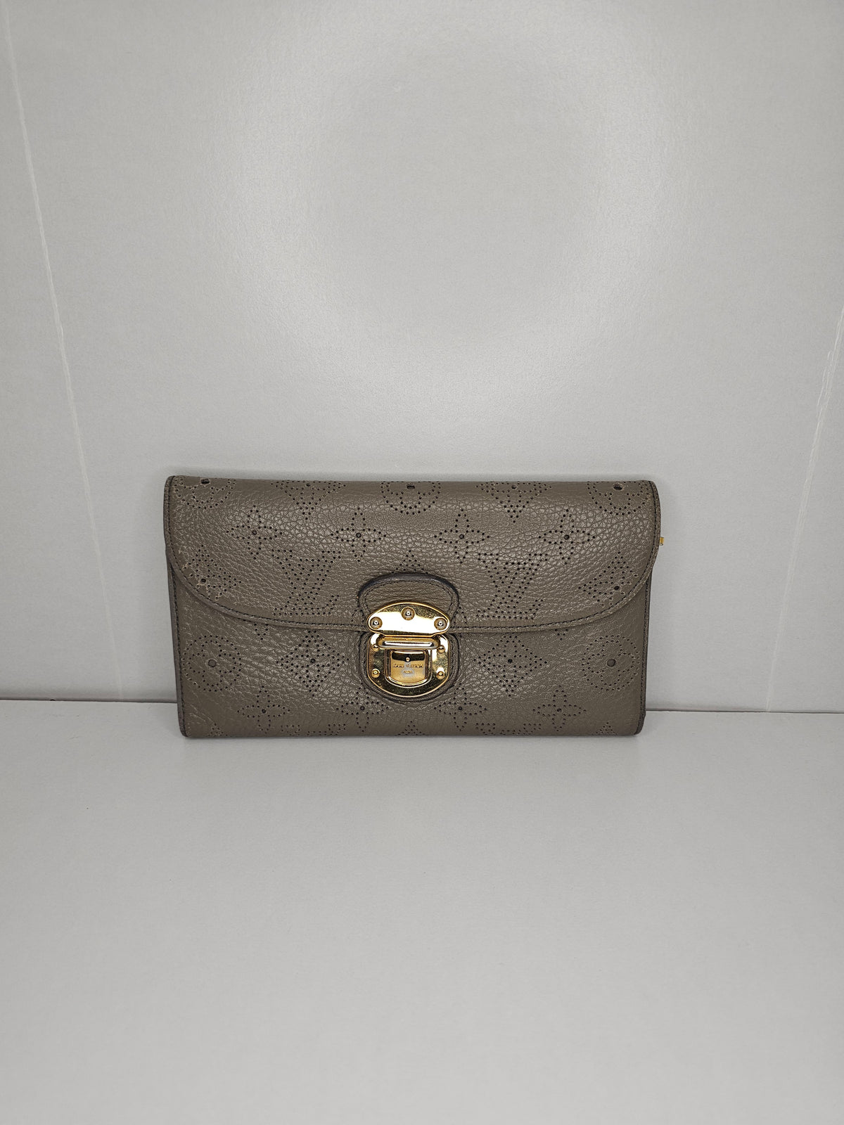 Louis Vuitton Gray / Beige Mahina Amelia Wallet TN2172
